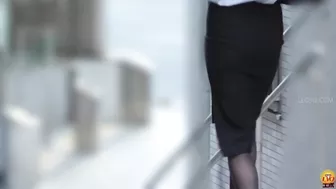 DLEE-449 01 Women won’t risk sitting down on western-style toilet. They are peeing standing up, but unexpected fart came out!