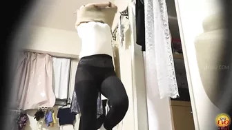 DLEE-499 05 Women undressing in a hurry and peeing naked in the shower. VOL. 2