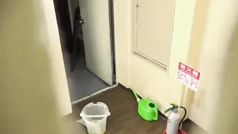 DLEE-636 02 Behind the scenes of the girls’ school gymnasium. Bucket peeing in standing position!