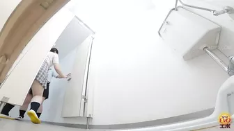 DLEE-640 05 Toilet voyeur: schoolgirls fighting for the turn to pee first! VOL. 3