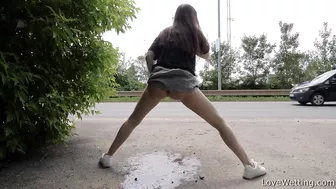 Alisa Moore - Pissing scene