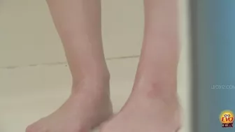 DLEE-702 01 Hidden camera caught women peeing in the bathroom