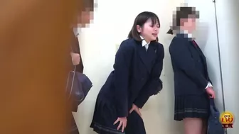 DLEE-706 01 Pee emergency by schoolgirls in line in front of the toilet, JAV Collection, PissRIP