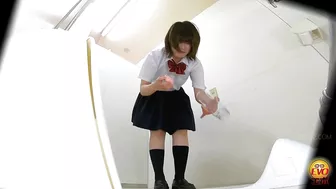 DLEE-743 01 Hidden camera caught group of female student peeing in a single bottle