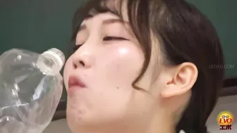 DLEE-743 02 Hidden camera caught group of female student peeing in a single bottle