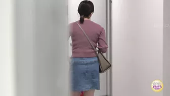 DLSL-590 01 Girls with a strong urge to urinate and toilet door that doesn’t close. What will they do?