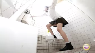 DLSL-590 05 Girls with a strong urge to urinate and toilet door that doesn’t close. What will they do?