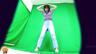 DLEE-744 01 Hidden camera: jeans models photo session. Wetting from mixed diuretic drinks