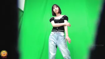 DLEE-744 01 Hidden camera: jeans models photo session. Wetting from mixed diuretic drinks