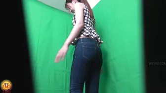 DLEE-744 02 Hidden camera: jeans models photo session. Wetting from mixed diuretic drinks