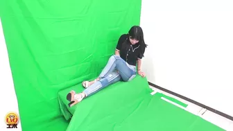 DLEE-744 04 Hidden camera: jeans models photo session. Wetting from mixed diuretic drinks