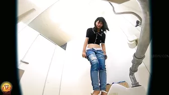 DLEE-744 04 Hidden camera: jeans models photo session. Wetting from mixed diuretic drinks