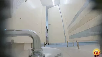 DLEE-746 01 Public toilet hidden camera: women jumping inside the toilet and popping the cork of urine champagne