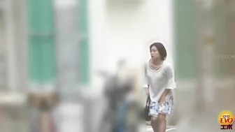 DLEE-746 02 Public toilet hidden camera: women jumping inside the toilet and popping the cork of urine champagne