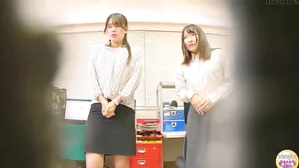 DLSL-603 02 Urinating emergency! Again! OL’s holding pee to the limit then wetting or pissing on the company’s veranda. VOL 7