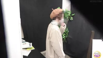 DLSL-607 01 Pee holding limit was reached during naked model drawing.