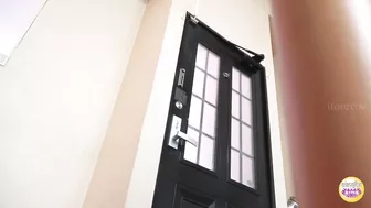 DLSL-607 02 Pee holding limit was reached during naked model drawing.