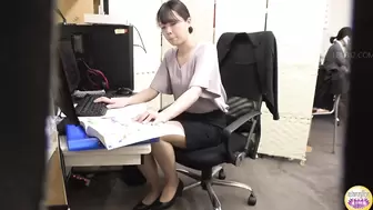 DLSL-618 01 Company’s toilet urination on the verge of leaking.