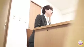 DLSL-618 04 Company’s toilet urination on the verge of leaking.