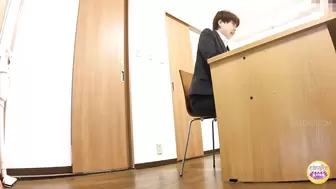 DLSL-618 04 Company’s toilet urination on the verge of leaking.