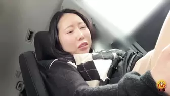 DLEE-769 07 Shameful pee leak in front of a friend. Wet incident between girlfriends inside the car.