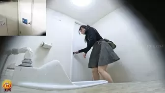 DLEE-771 01 Girls barely holding their pee while waiting by the toilet door. VOL. 5