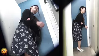 DLEE-771 05 Girls barely holding their pee while waiting by the toilet door. VOL. 5, JAV Collection, DesperVids