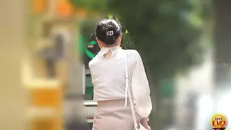 DLEE-775 04 Public toilet hidden camera: women jumping inside the toilet and popping the cork of urine champagne. VOL. 2