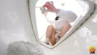 DLEE-775 05 Public toilet hidden camera: women jumping inside the toilet and popping the cork of urine champagne. VOL. 2