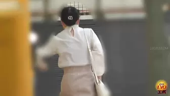 DLEE-775 05 Public toilet hidden camera: women jumping inside the toilet and popping the cork of urine champagne. VOL. 2