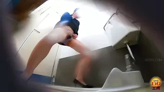 DLEE-775 05 Public toilet hidden camera: women jumping inside the toilet and popping the cork of urine champagne. VOL. 2
