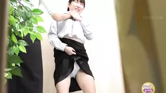DLSL-629 01 New office lady wets herself at a meeting after her drink was mixed with diuretics.