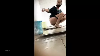 [Handheld toilet shooting] Women clapping their hands to secretly film the dry toilet - no door, no partition, full of presence 29V [a room of the original version], Bound2Burst, PissRIP