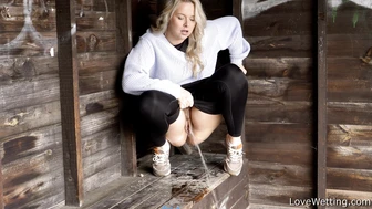 Nikki - Pissing scene