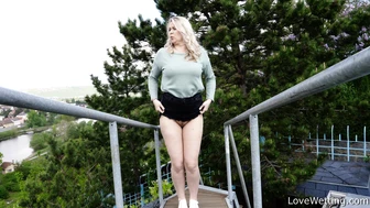 Nikki - Pissing scene