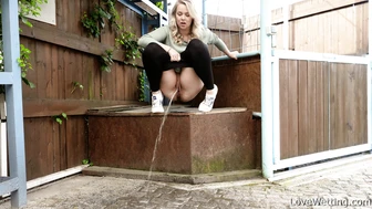 Nikki - Pissing scene