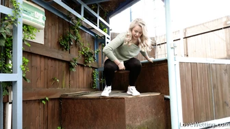 Nikki - Pissing scene