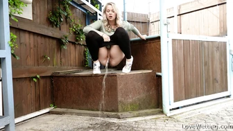 Nikki - Pissing scene