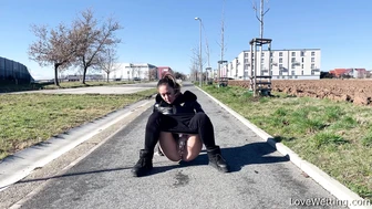 Naomi Bennet - Pissing scene