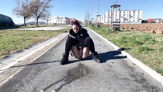 Naomi Bennet - Pissing scene