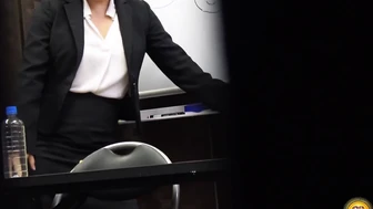 DLEE-805 05 Busy female office worker rushing to pee, peeing in residual urine