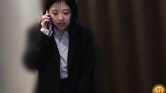 DLEE-813 06 Hidden camera in the office: OL trying to hold her pee slips into the toilet 5