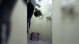 A review of the classic bathroom photography "Shopping Guide"