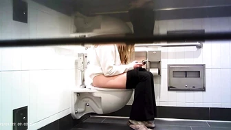 Hot Girls In Student Toilet 1