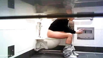 Hot Girls In Student Toilet 4