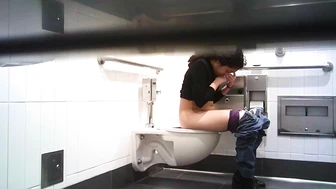 Hot Girls In Student Toilet 10