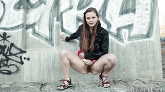 Riddy - Pissing Scene