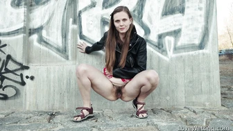 Riddy - Pissing Scene