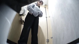 Womens Toilet in an Elite Nightclub 23