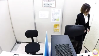 DLSL-335 04 Call center new employee pees while handling a complaint